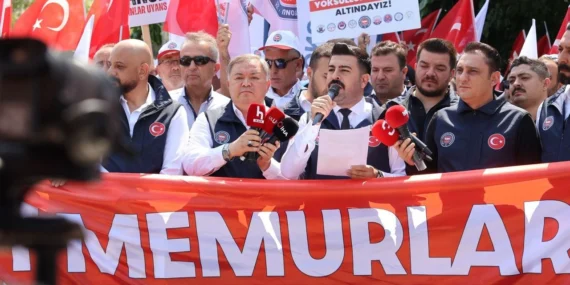 Memurlar Bakanlık Önünde Taş Kaynattı: “Sefalet Zammını Kabul Etmiyoruz!”