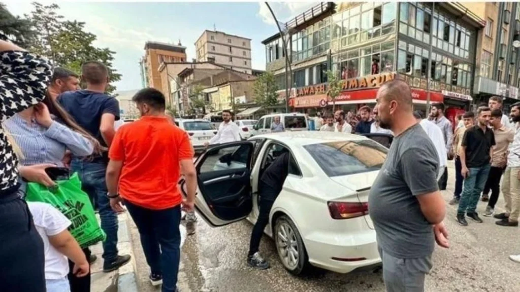 yoldan gecen doktor 1 yasindaki bebegin hayatini kurtardi