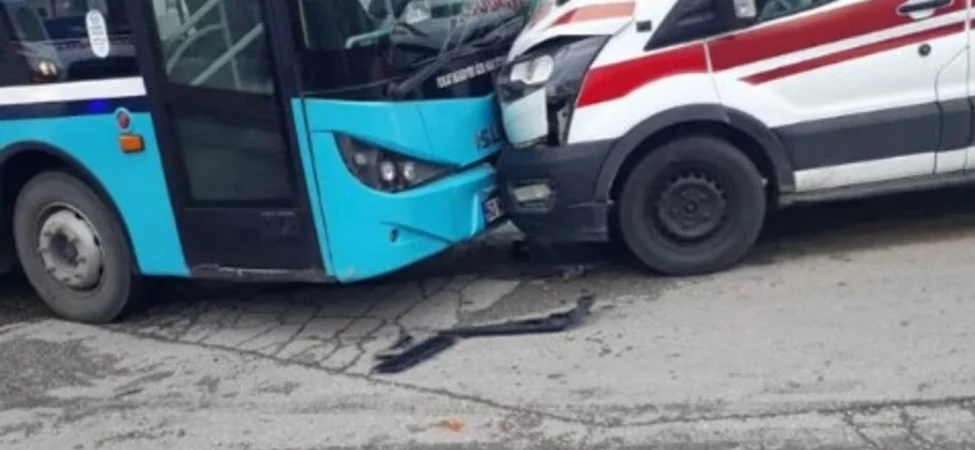 Tokat'ta Aynı Günde İki Ambulans Kazası: Şans Eseri Can Kaybı Olmadı, Soruşturma Başlatıldı 3 ayni-gunde-iki-ambulans-kazasi-sans-eseri-can-kaybi-olmadi