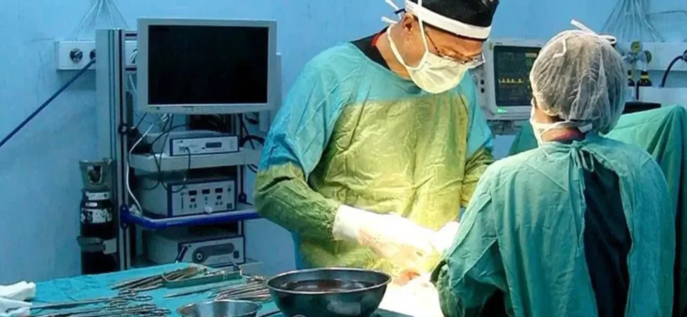 Tüp Mide Ameliyatı Soruşturması: Hekimlikten Men Edilen Doktorun Üç Ölümle İlişkilendirildiği İddia Edildi 2 estetik-operasyon-sonrasi-goguslerini-kaybetti-ameliyati-yapan-dis-hekimi-cikti
