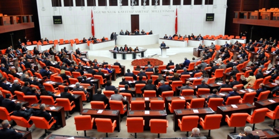 Kamuda Maaş Depremi: İşçi ve Memur Arasındaki Ücret Uçurumu TBMM Gündeminde! Reform Gelecek mi?